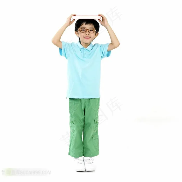 头顶书本的男孩素材