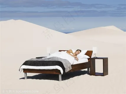 广告创意素材-沙漠中睡觉的男人