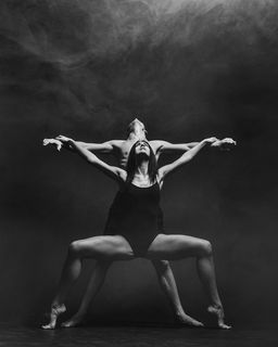 天鹅般纯白清纯跳舞美女摄影图片