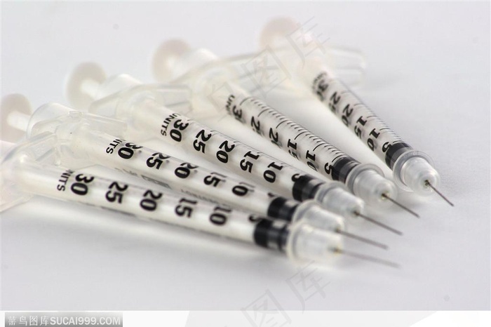 医疗器材-一排透明的注射器