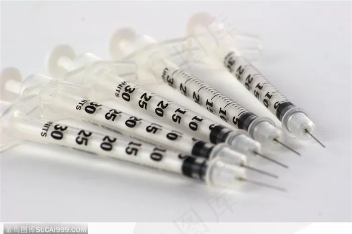医疗器材-一排透明的注射器