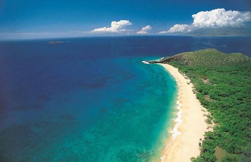 蓝色海水边围绕的岛屿