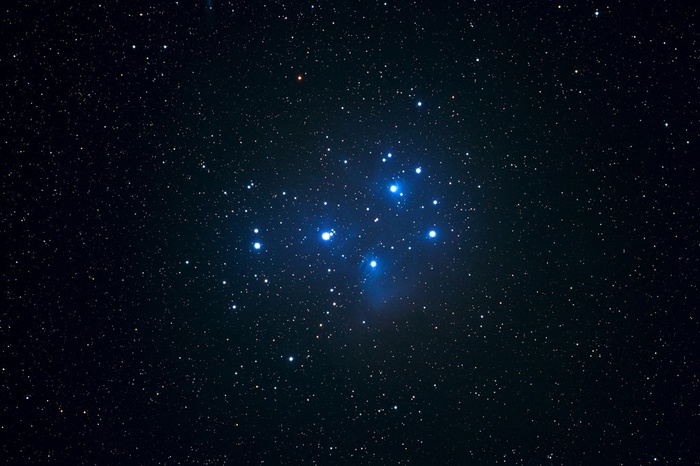 黑夜中的星空中闪耀的星星高清图片
