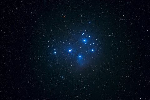 黑夜中的星空中闪耀的星星高清图片