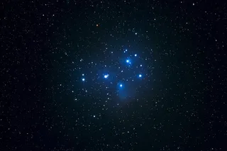 黑夜中的星空中闪耀的星星高清图片