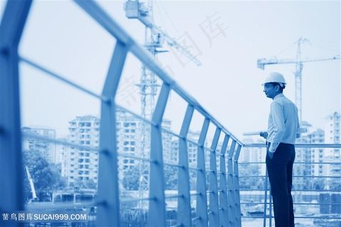 察看工程的男工程师高清图片