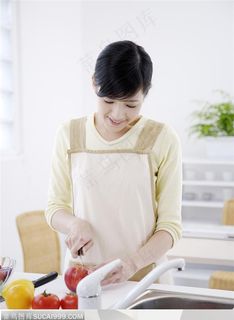 美食制作-切苹果的美女