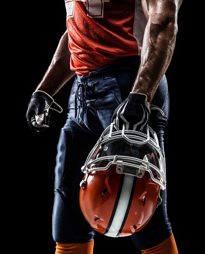 拿着头盔的橄榄球运动员