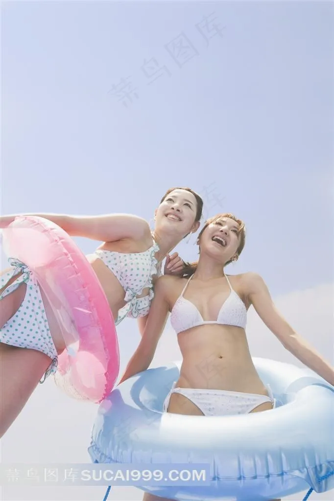 抱救生圈的时尚泳装美少女