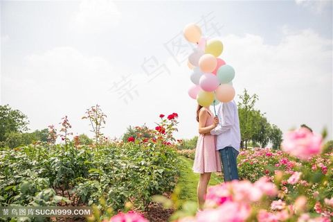 青年情侣户外郊游