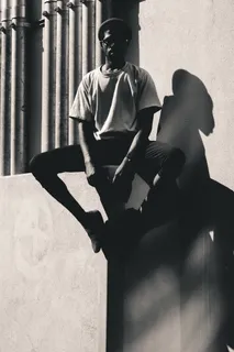 孤独男人黑白图片 孤独男人黑白图片