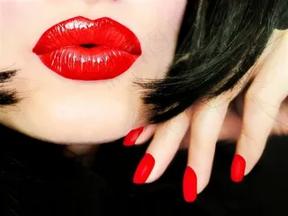 黑发红唇美女