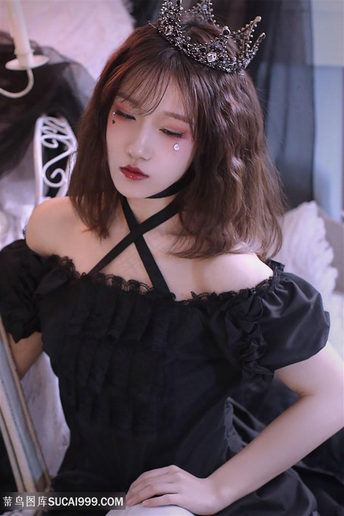 戴着王冠的暗黑女王美女图片