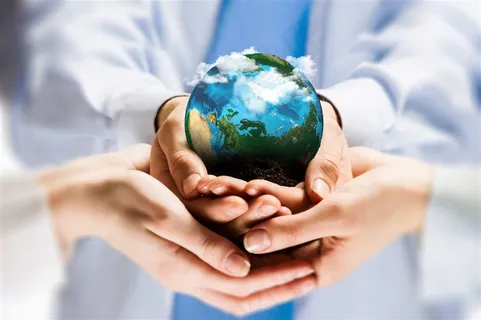 共同手捧地球图片