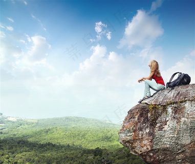 坐在山顶的登山美女高清图片