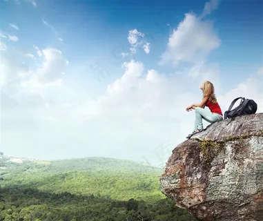 坐在山顶的登山美女高清图片