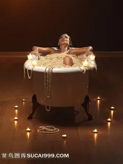 ·美容- 躺在烛台中间浴缸里的美女