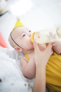 在吮吸奶屏的可爱宝贝