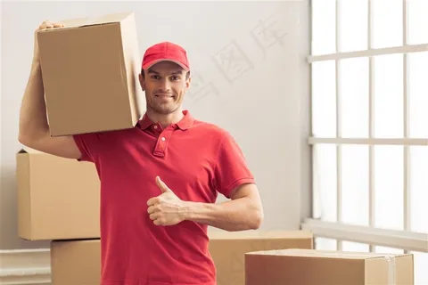 扛着纸箱的男人 扛着纸箱的男人