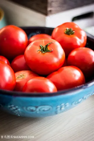 瓷碗里的番茄摄影