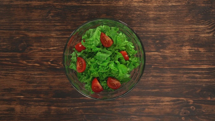 混合生菜沙拉的手