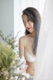 躲在窗帘后的清纯性感美女心怡美女高清写真套图