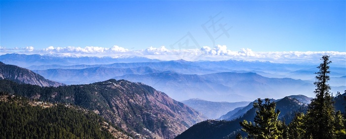 连绵的山峰山顶山水风景图片