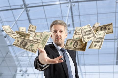 伸手接住钞票的职业男性高清图片