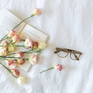 母亲节康乃馨书本眼镜摄影背景图片 母亲节康乃馨书本眼镜摄影背景图片