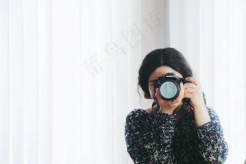 拿相机拍照的女生图片 拿相机拍照的女生图片