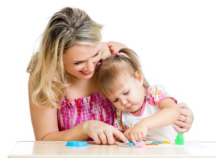 母亲教女儿认识各种不同的用橡皮泥捏出的小动物造型