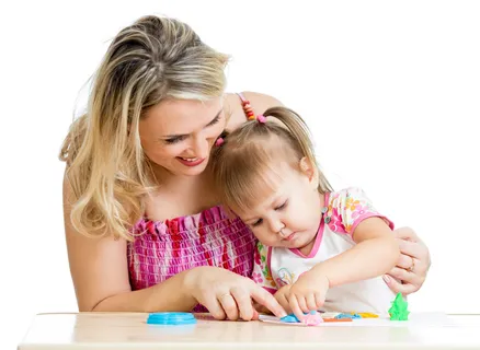 母亲教女儿认识各种不同的用橡皮泥捏出的小动物造型 母亲教女儿认识各种不同的用橡皮泥捏出的小动物造型