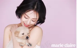 抱着小狗的女人