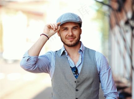 右手扶着帽檐的帅哥写真高清图片