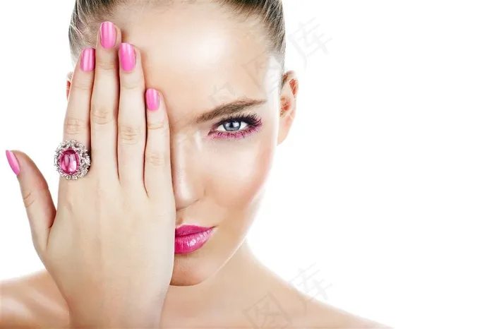 戴钻石戒指的时尚美女