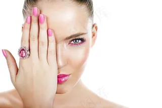 戴钻石戒指的时尚美女