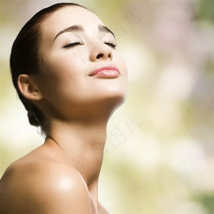 闭着眼睛享受日光浴的美女