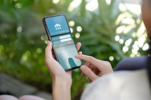 用手机购物的人物高清图片