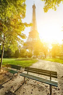 黄昏下的埃菲尔铁塔