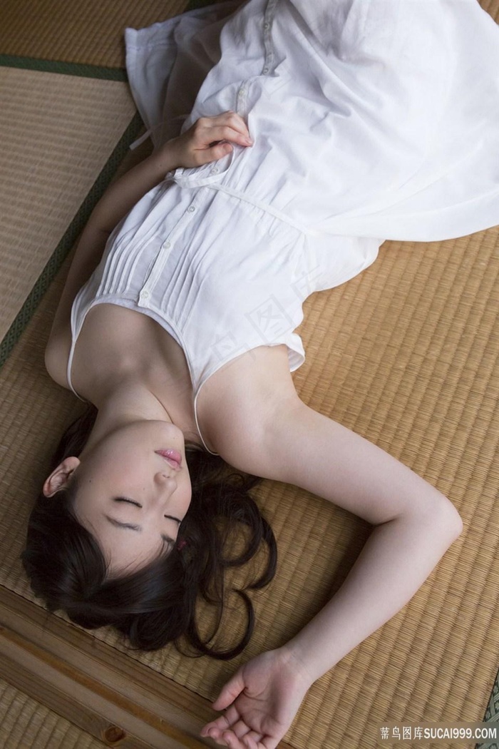 躺在席子上的诱人美女图片