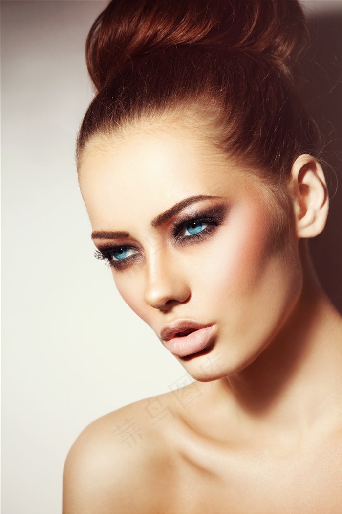 漂亮的棕发女性