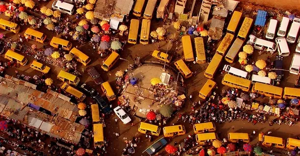 城市里拥堵的街道