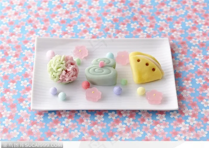 白色纸板上的彩色小点心