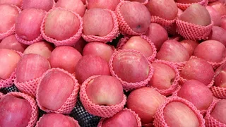 市场大红苹果图片