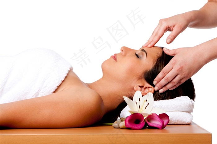 正在享受头部按摩的女性高清图片