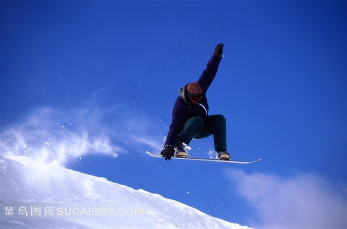 雪山上滑雪的青年图片素材