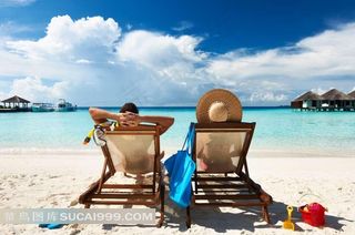 沙滩椅上的比基尼情侣图片
