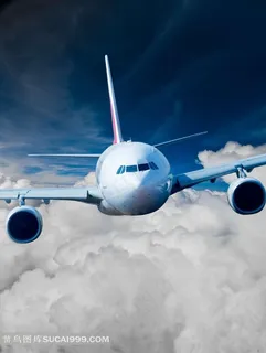 穿梭在云层中的飞机