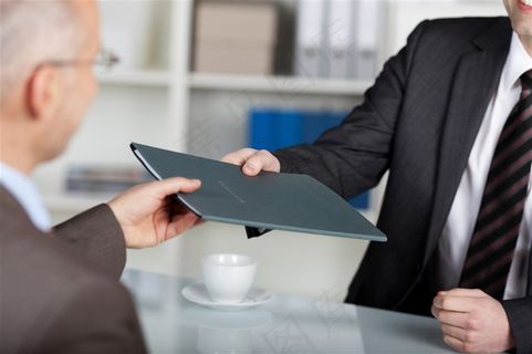 正在转交文件的商务人士