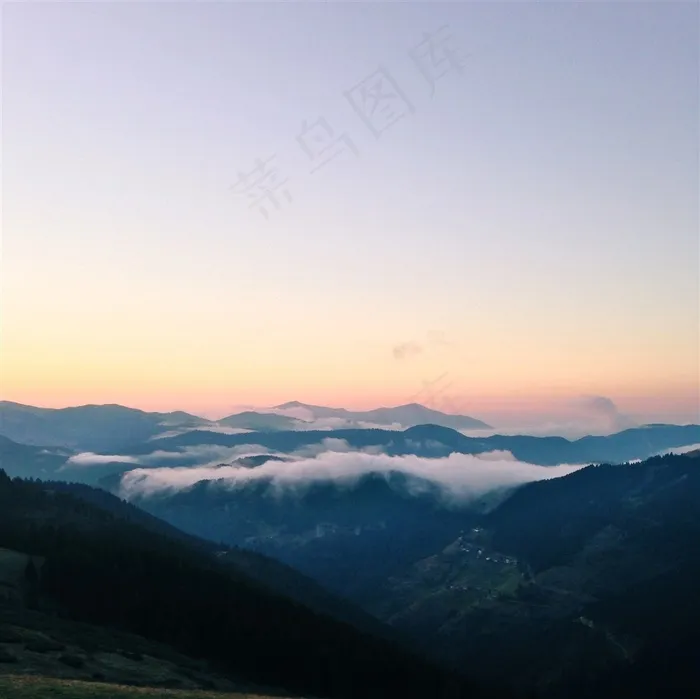 白云与连绵起伏的群山